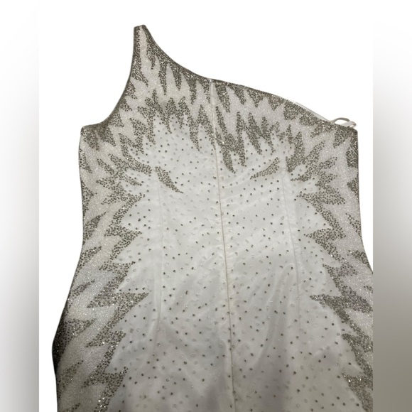 Je Matadi Beaded One-Shoulder Prom Dress, Gown, Sheath Dress White, Slit, Size 6 - Picture 8 of 11